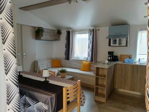 Kuchyň nebo kuchyňský kout v ubytování Mobil home Lacanau entre Lac et Océan 3 ch 6 p