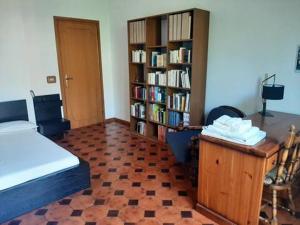 Katil atau katil-katil dalam bilik di casa silenziosa in campagna
