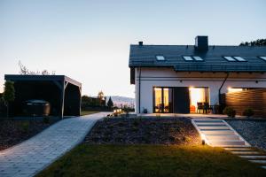 GarczApartamenty Labuda的通往房子的路径