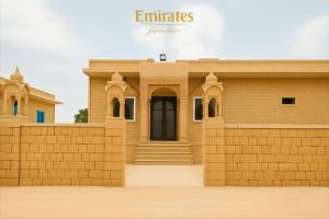 斋沙默尔Emirates Luxury Desert Camps的砖墙房屋的 ⁇ 染