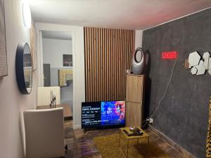 TV a/nebo společenská místnost v ubytování Logement très calme