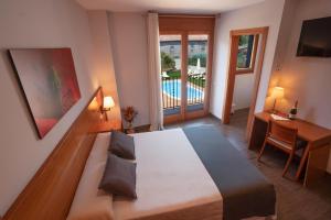 Posteľ alebo postele v izbe v ubytovaní Aparthotel Cal Marçal + 37 fotografií