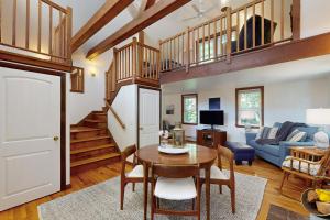 una sala de estar con una mesa y un sofá en The Lodge, en Provincetown
