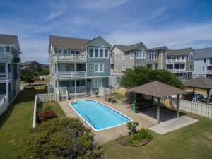 un complesso di appartamenti con piscina in un cortile di Sandy Bottoms a Nags Head