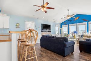 una cucina e un soggiorno con pareti blu di Sandy Bottoms a Nags Head