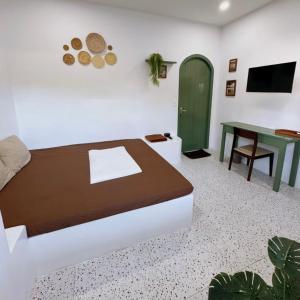ムイネーにあるA House - homestay Mui Neのベッドと机とテーブルのある寝室 +65枚の写真