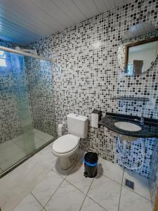 Un baño con inodoro, ducha y lavabo. en Casa do Calico em Fernando de Noronha!, en Fernando de Noronha