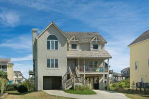 una casa con veranda e balcone di Sea Dreamer a Nags Head