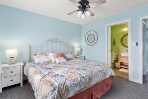 Un dormitorio con una cama y un ventilador de techo. en Seawalk Condos, en Kill Devil Hills 23 fotos más