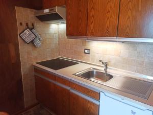 Kuchyňa alebo kuchynka v ubytovaní Larix Cervinia apartment Vda Vacanze in Vetta - CIR 0322