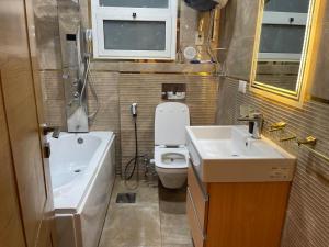 Koupelna v ubytování Dar Residence - Madinaty B12 - U1 - 3 BR - New Cairo