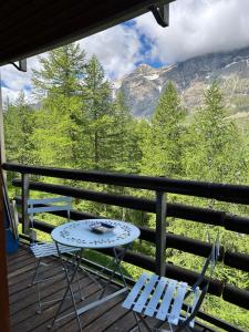 two chairs and a table on a balcony with a view at Cervinia Snow Dream Apartments in Breuil-Cervinia