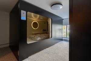 Postel nebo postele na pokoji v ubytování MUE Cubes - Capsule Hotel