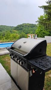 a grill is sitting on top of a barbecue at Vila Monti 