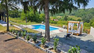 a swimming pool in a yard with a tree at Vila Monti 