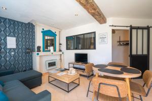 ein Wohnzimmer mit Sofa und Tisch in der Unterkunft Napoléon in Saint-Genis-de-Saintonge + 12 Fotos