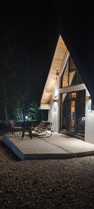 プルジネにあるMountain Escape Breznaの夜間のベンチ2台