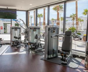 une salle de sport avec des appareils cardio dans un bâtiment avec des palmiers dans l'établissement Paradise in Las Vegas in a Two Bedroom Villa, à Las Vegas