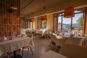 Reštaurácia alebo iné gastronomické zariadenie v ubytovaní Aparthotel Cal Marçal