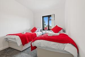 Postel nebo postele na pokoji v ubytování Luxury 4 Bedroom House with Free Parking