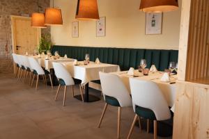Reštaurácia alebo iné gastronomické zariadenie v ubytovaní Aparthotel Cal Marçal