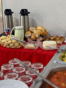 a table topped with lots of different types of bread at Hotel e Restaurante Casa Velha in Barra Longa +7 photos