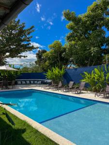 Bazén v ubytování Casa Brisa - WiFi, PISCINA e CAFÉ DA MANHÃ a 520m do CENTRO DE ARRAIAL nebo v jeho okolí