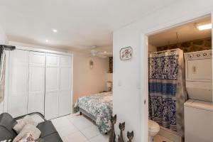 a small bedroom with a bed and a bathroom at Studio Bella in Philipsburg