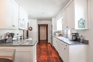 Nhà bếp/bếp nhỏ tại RMR: Lake Creek Cottage Home in The Aspens