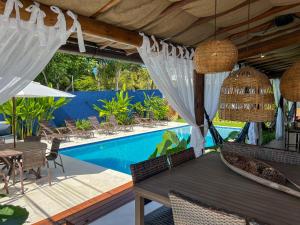 Bazén v ubytování Casa Brisa - WiFi, PISCINA e CAFÉ DA MANHÃ a 520m do CENTRO DE ARRAIAL nebo v jeho okolí