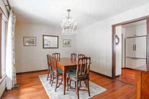 Khu vực ghế ngồi tại RMR: Lake Creek Cottage Home in The Aspens
