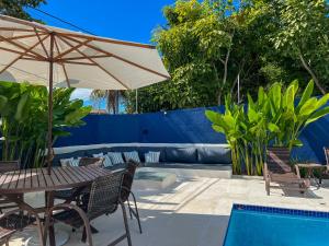 Bazén v ubytování Casa Brisa - WiFi, PISCINA e CAFÉ DA MANHÃ a 520m do CENTRO DE ARRAIAL nebo v jeho okolí