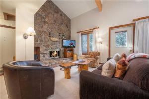 Una sala de estar con un sofá y una chimenea. en RMR: Rendezvous A5 Condo in Teton Village, en Teton Village