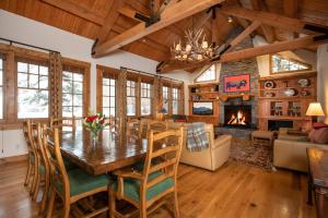 Ruang duduk di RMR: Granite Ridge Homestead 3070 in Teton Village