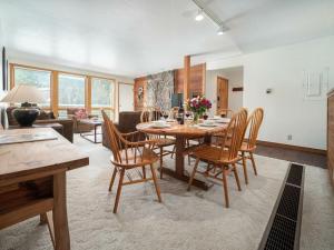 威尔森RMR: Wheatgrass 2212 Condo in The AspensWilsonWY的有桌子和椅子的餐厅