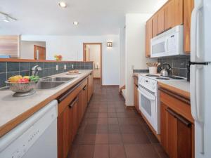 RMR: Wheatgrass 2212 Condo in The AspensWilsonWY的厨房或小厨房