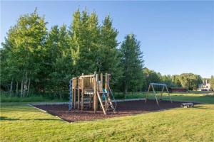 威尔森RMR: Wheatgrass 2212 Condo in The AspensWilsonWY的公园里有滑梯的游乐场