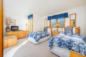 ウィルソンにあるRMR: Lupine 1914 Condo in The AspensWilsonWYのベッドルーム1室(青と白のシーツが備わるベッド2台付)