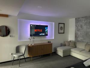 TV a/nebo společenská místnost v ubytování Apartments 23