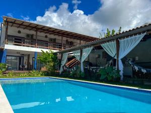 Bazén v ubytování Casa Brisa - WiFi, PISCINA e CAFÉ DA MANHÃ a 520m do CENTRO DE ARRAIAL nebo v jeho okolí