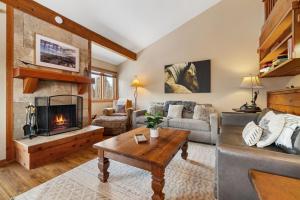 威尔森RMR: Thistle 921 Condo in The AspensWilsonWY的带沙发和壁炉的客厅