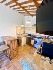 Η κουζίνα ή μικρή κουζίνα στο Tiny house Jas de Sorbiers