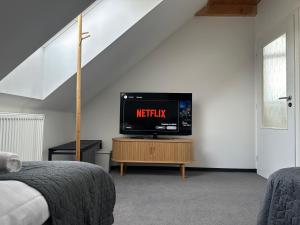 TV a/nebo společenská místnost v ubytování Apartments 23