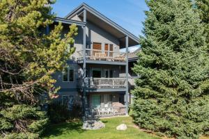 una vista exterior de una casa con árboles en RMR: Rendezvous A3 Condo in Teton Village, en Teton Village