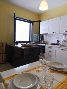 Cucina o angolo cottura di Apt less than 100 steps to Sal Rei's best beach - Free Wifi