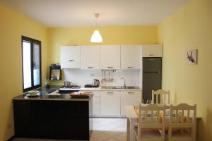 Cucina o angolo cottura di Apt less than 100 steps to Sal Rei's best beach - Free Wifi