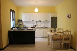 Cucina o angolo cottura di Apt less than 100 steps to Sal Rei's best beach - Free Wifi