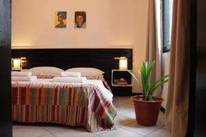 una camera da letto con un letto e una pianta in vaso di Apt less than 100 steps to Sal Rei's best beach - Free Wifi a Sal Rei