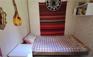 a small bed in a room with a guitar at Villa Vintage in Tammela