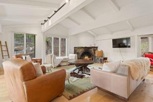 TV a/nebo společenská místnost v ubytování RMR: Bridger Chalet House in Teton Village